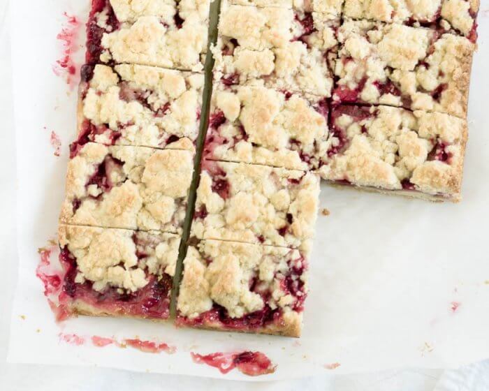 Strawberry Crumb Bars | The infinebalance food blog #recipe