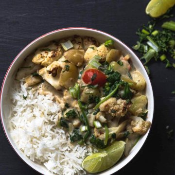 cauliflower coconut curry served with lime and cilantro