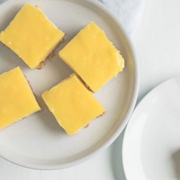 top side view of lemon cheesecake squares